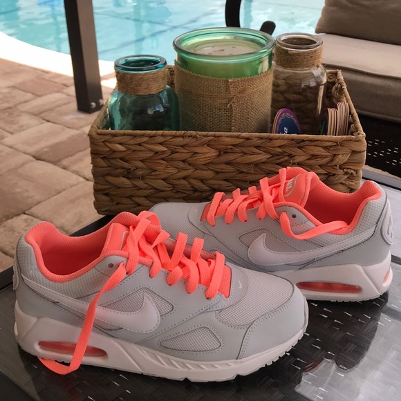 Nike Shoes - Nike air max Ivo 5Y  equivalent Woman 6.5